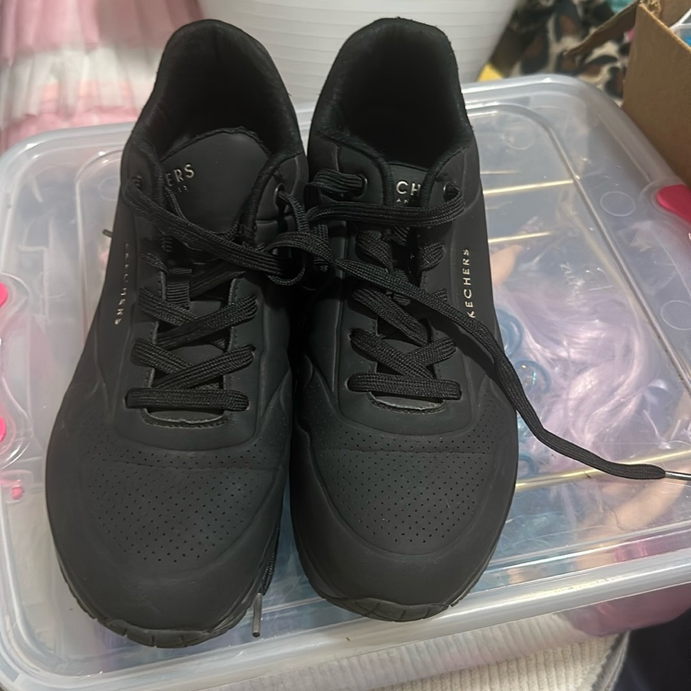 Black Skechers Uno1